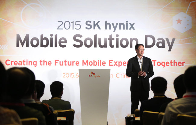 Richard Chin, executive vice president of SK hynix’s marketing division, speaks at the 2015 SK hynix Mobile Solution Day in Shenzhen, China, on Wednesday.   SK hynix