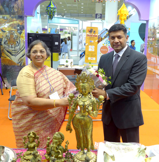 Indian Ambassador Vikram Doraiswami (right) poses with the assistant director of Indiatourism East Asia region Bidisha Sengupta at the Korea World Travel Fair 2015 at Coex in Seoul on Thursday. Incredible India, the government tourism board, will run a promotional booth at the convention until Sunday.   Joel Lee/The Korea Herald