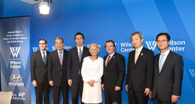 Yu Hyun-seok (third from left), president of Korea Foundation; Jane Harman (fourth from left), president of the Woodrow Wilson International Center for Scholars; Ed Royce (third from right), chairman of the U.S. House Committee on Foreign Affairs; Ahn Ho-young (second from right), Korean ambassador to the U.S.; and Lee Kwang-guk (right), senior vice president of Hyundai Motor Company Washington Office, pose at the sponsorship signing ceremony in Washington on Wednesday.    Hyundai Motor