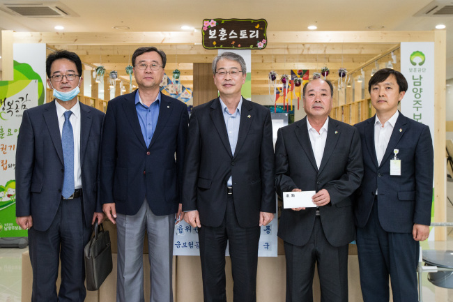 <YONHAP PHOTO-2346> 임종룡 위원장-곽범국 사장, 남양주 보훈요양원 방문 (서울=연합뉴스) 임종룡 금융위원장(가운데)과 곽범국 예금보험공사 사장(왼쪽 두 번째)이 11일 경기도 남양주 보훈요양원을 방문, 위문금과 위문품을 전달한 뒤 관계자들과 기념촬영을 하고 있다. 2015.6.11 << 금융위 제공 >> photo@yna.co.kr/2015-06-11 18:05:13/ <저작권자 ⓒ 1980-2015 ㈜연합뉴스. 무단 전재 재배포 금지.>
<YONHAP PHOTO-2346> 임종룡 위원장-곽범국 사장, 남양주 보훈요양원 방문 (서울=연합뉴스) 임종룡 금융위원장(가운데)과 곽범국 예금보험공사 사장(왼쪽 두 번째)이 11일 경기도 남양주 보훈요양원을 방문, 위문금과 위문품을 전달한 뒤 관계자들과 기념촬영을 하고 있다. 2015.6.11 << 금융위 제공 >> photo@yna.co.kr/2015-06-11 18:05:13/ <저작권자 ⓒ 1980-2015 ㈜연합뉴스. 무단 전재 재배포 금지.>