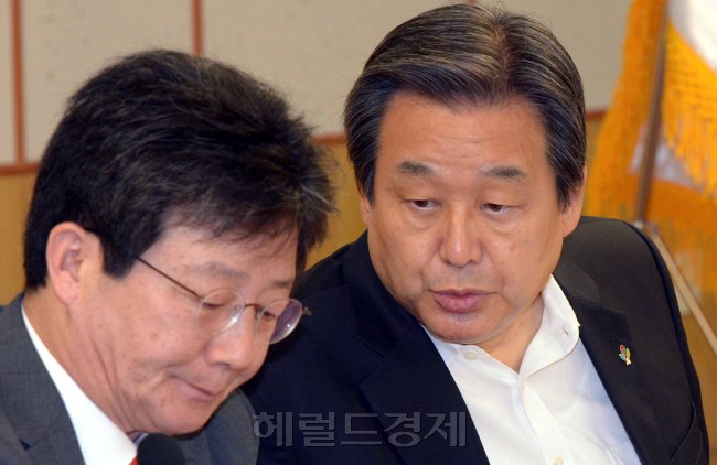12일 국회 의원회관에서 열린 새누리당 대표최고위원 주재 주요당직자회의.  회의중 김무성 당대표와 유승민원내대표가 대화를 나누고 있다. 정희조 기자/checho@heraldcorp.com