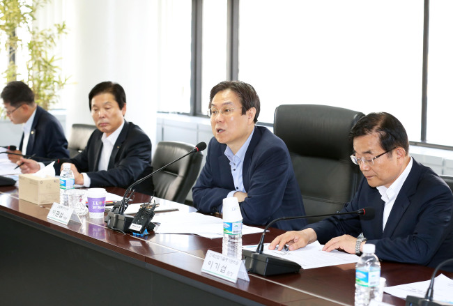 이관섭(오른쪽 두번째) 산업통상자원부 제1차관이 12일 오전 서울 종로구 석탄회관에서 산업부 산하 공공기관 22곳의 사장단이 참석한 가운데 공공기관 개혁추진 점검회의를 주재하고 있다. [사진=산업통상자원부]