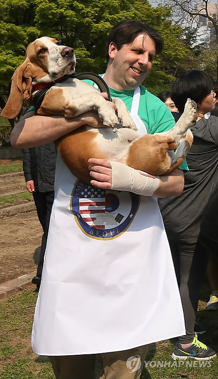 U.S. Ambassador Mark Lippert holds his dog Grigsby at an outdoor event at his residence in Seoul on April 22.   Yonhap