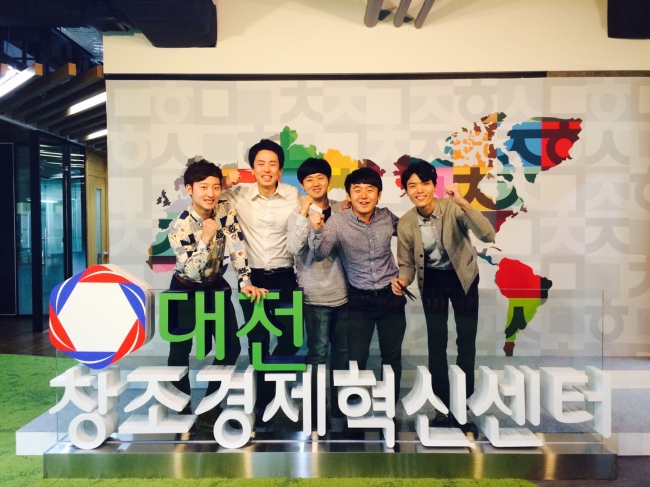 SK그룹과 정부, 대전시가 공동운영하는 대전 창조경제혁신센터. 대학생창업가인 황민영씨(왼쪽 두번째)가 자신의 회사인 엠제이브 동료들과 함께 힘찬 출발의지를 다지고 있다.