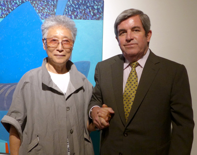 Korean-Argentine artist Kim Yun-shin (left) poses with Argentine Ambassador Jorge Roballo at the opening of her exhibition at the Hanwon Museum of Art in Seoul on Thursday.   Joel Lee/The Korea Herald
