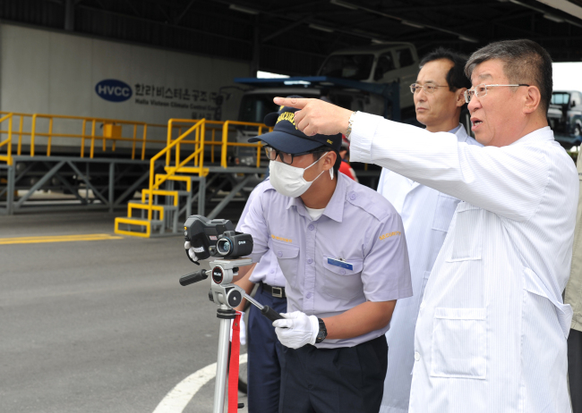 Hyundai Motor vice chairman Yoon Yeo-chul (right) and CEO Yoon Gap-han examine a thermographic camera installed at the company’s Ulsan plant on June 8.   Yonhap
Hyundai Motor vice chairman Yoon Yeo-chul (right) and CEO Yoon Gap-han examine a thermographic camera installed at the company’s Ulsan plant on June 8.   Yonhap