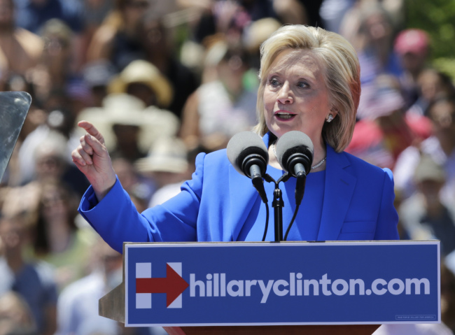 <YONHAP PHOTO-0329> Democratic presidential candidate, former Secretary of State Hillary Rodham Clinton speaks to supporters Saturday, June 13, 2015, on Roosevelt Island in New York. (AP Photo/Frank Franklin II)/2015-06-14 07:34:49/ <저작권자 ⓒ 1980-2015 ㈜연합뉴스. 무단 전재 재배포 금지.>
Hillary Rodham Clinton.   AP-Yonhap
