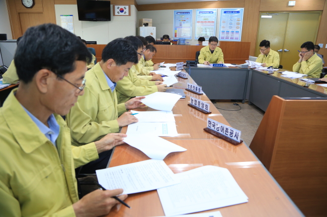 여인홍(오른쪽 세번째) 농림축산식품부 차관이 14일 오후 긴급 가뭄ㆍ수급안정 회의를 열어 관계기관의 가뭄대책 추진 상황을 점검하고 있다. ［사진제공=농림축산식품부］
