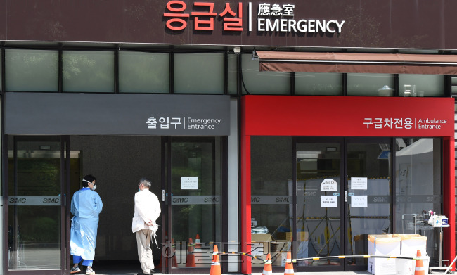 메르스 진원지가 된 삼성서울병원이 부분폐쇄에 들어간 가운데, 병원 분위기는 적막감만 흐르고 있다. 이상섭 기자/babtong@heraldcorp.com