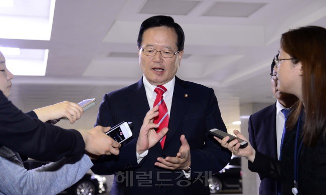 정의화 국회의장이 국회법 개정안 정부 이송을 앞둔 15일 오전 서울 여의도 국회로 출근하며 취재진의 질문에 답하고 있다. 정의장은 야당의총결과 상관없이 오후에 이송하겠다고 밝혔다.  박해묵 기자/mook@heraldcorp.com