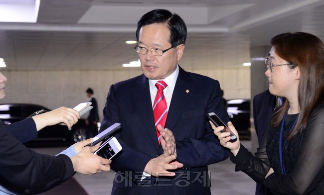 [헤럴드경제=박해묵 기자] 정의화 국회의장이 국회법 개정안 정부 이송을 앞둔 15일 오전 서울 여의도 국회로 출근하며 취재진의 질문에 답하고 있다. 정의장은 야당의총결과 상관없이 오후에 이송하겠다고 밝혔다. mook@heraldcorp.com
[헤럴드경제=박해묵 기자] 정의화 국회의장이 국회법 개정안 정부 이송을 앞둔 15일 오전 서울 여의도 국회로 출근하며 취재진의 질문에 답하고 있다. 정의장은 야당의총결과 상관없이 오후에 이송하겠다고 밝혔다. mook@heraldcorp.com