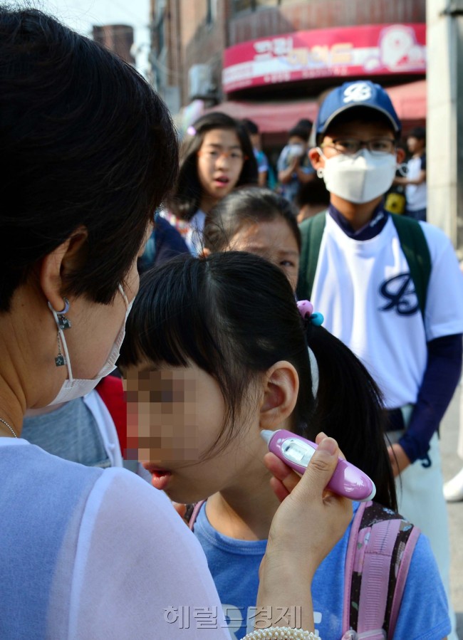 중동호흡기증후군(메르스) 여파로 휴업을 했다가 15일 오전 정상 수업을 재개한 서울의 한 초등학교에서 학생들이 등교를 하고 있다. 윤병찬기자/yoon4698@heraldcorp.com