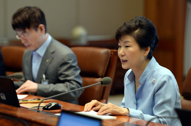박근혜 대통령이 15일 오전 청와대에서 열린 수석비서관 회의에서 현안과 관련된 발언을 하고 있다. 박현구 기자phko@heraldcorp.com
박근혜 대통령이 15일 오전 청와대에서 열린 수석비서관 회의에서 현안과 관련된 발언을 하고 있다. 박현구 기자phko@heraldcorp.com