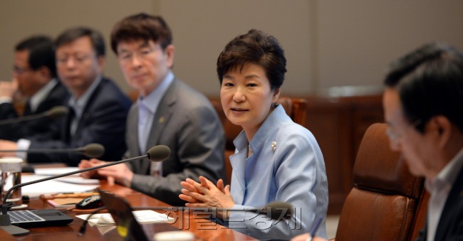 박근혜 대통령이 15일 오전 청와대에서 열린 수석비서관 회의에서 현안과 관련된 발언을 하고 있다. 박현구 기자phko@heraldcorp.com
박근혜 대통령이 15일 오전 청와대에서 열린 수석비서관 회의에서 현안과 관련된 발언을 하고 있다. 박현구 기자phko@heraldcorp.com