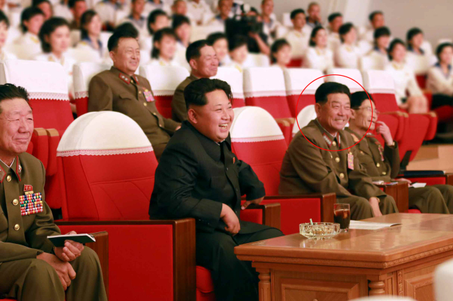 Pak Yong-sik (circled), who appears to have been appointed North Korea’s new defense minister after serving as a deputy director of the People’s Armed Forces’ General Political Bureau, is seated next to leader Kim Jong-un in an image carried Monday by the Workers’ Party’s Rodong Sinmun of them attending a performance by the military’s art propaganda squad. (Yonhap)