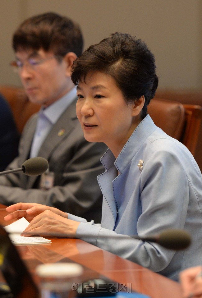 박근혜 대통령이 15일 오전 청와대에서 열린 수석비서관 회의에서 현안과 관련된 발언을 하고 있다. 박현구 기자phko@heraldcorp.com