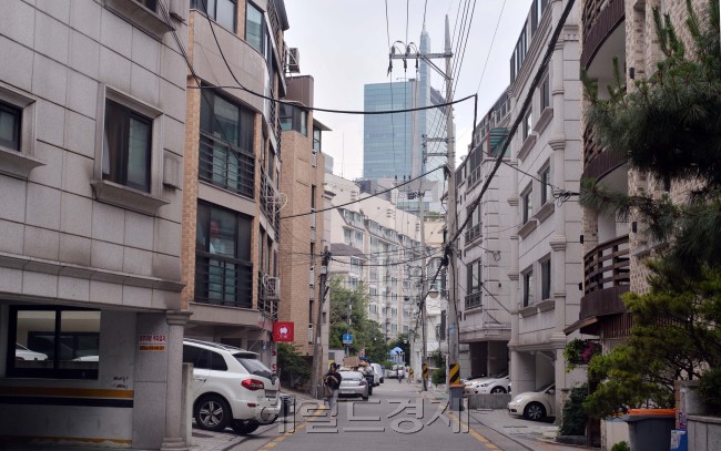 서울지역 일부 지역을 중심으로 초단기임대가 성행하고 있다. 학원이나 고시 등 특정 초단기 수요와 맞아떨어지면서 1~2달씩의 초단기임대가 활발하게 이뤄지는 것이다. 사진은 서울 삼성동 빌라촌 전경, 연세대 인근 신촌 하숙촌 전경, 흑석동 중앙대 앞의 월세게시판. 이상섭 기자/babtong@heraldcorp.com