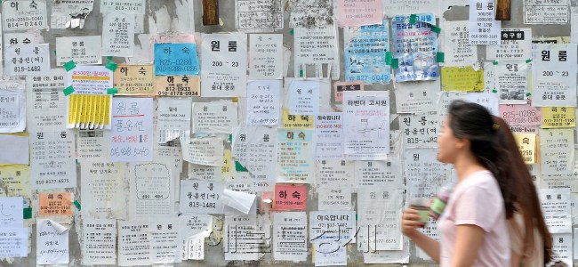 서울지역 일부 지역을 중심으로 초단기임대가 성행하고 있다. 학원이나 고시 등 특정 초단기 수요와 맞아떨어지면서 1~2달씩의 초단기임대가 활발하게 이뤄지는 것이다. 사진은 서울 연세대 인근 신촌 하숙촌 전경, 흑석동 중앙대 앞의 월세게시판
모습. 이상섭 기자/babtong@heraldcorp.com