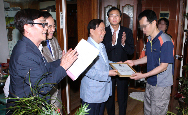 <YONHAP PHOTO-2214> 서울남부범죄피해자지원센터, 피해 가족에게 세탁기 지원 (서울=연합뉴스) 서울남부범죄피해자지원센터는 범죄 피해자 가족 35가구에 세탁기를 지원한다고 15일 밝혔다. 사진은 이날 서울 구로구의 한 피해자 가족 자택에서 열린 세탁기 전달식. 오른쪽부터 피해자, 서울남부지검 오세인 지검장, 지원센터 김한태 이사장. 2015.6.15 << 서울남부지검 제공 >> photo@yna.co.kr/2015-06-15 19:02:24/ <저작권자 ⓒ 1980-2015 ㈜연합뉴스. 무단 전재 재배포 금지.>
<YONHAP PHOTO-2214> 서울남부범죄피해자지원센터, 피해 가족에게 세탁기 지원 (서울=연합뉴스) 서울남부범죄피해자지원센터는 범죄 피해자 가족 35가구에 세탁기를 지원한다고 15일 밝혔다. 사진은 이날 서울 구로구의 한 피해자 가족 자택에서 열린 세탁기 전달식. 오른쪽부터 피해자, 서울남부지검 오세인 지검장, 지원센터 김한태 이사장. 2015.6.15 << 서울남부지검 제공 >> photo@yna.co.kr/2015-06-15 19:02:24/ <저작권자 ⓒ 1980-2015 ㈜연합뉴스. 무단 전재 재배포 금지.>