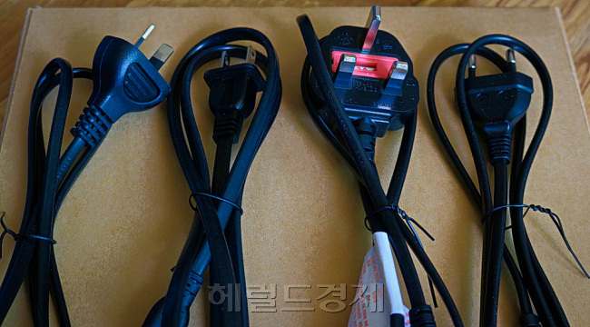 전원 케이블은 다양한 국가에서 사용할 수 있도록 모든 규격이 제공됩니다. 국내에선 220V 통일. 해외 사용자라면 특히 유용하겠죠.