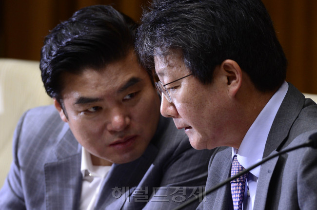 16일 오전 서울 여의도 국회에서 열린 새누리당 원내대책회의에서 유승민 원내대표가 모두발언을 하고 있다. 이 날 유 원내대표는 "야당이 총리인준을 거부하면 내일 단독처리를 시도하겠다"고 밝혔다. 박해묵 기자/mook@heraldcorp.com
16일 오전 서울 여의도 국회에서 열린 새누리당 원내대책회의에서 유승민 원내대표가 모두발언을 하고 있다. 이 날 유 원내대표는 "야당이 총리인준을 거부하면 내일 단독처리를 시도하겠다"고 밝혔다. 박해묵 기자/mook@heraldcorp.com