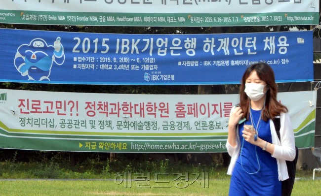 중동호흡기증후군(MERSㆍ메르스)이 장기화 조짐을 보이고 있는 가운데 대학에는 학생들이 계절학기 수강을 포기하고, 외국 학생들이 문화 교류, 교환학생 등 각종 프로그램을 취소해 우리
나라를 찾지않는 등‘ 메르스 후폭풍’이 불고 있다. 16일 서울 서대문구 이화여대에서 한 학생이 마스크를 쓴 채 등교를 서두르고 있다. 박현구 기자/phko@heraldcorp.com