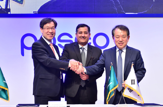 POSCO chairman Kwon Oh-joon (left), Public Investment Fund secretary-general Abdulrahman Al Mofadhi (center) and POSCO E&C president Hwang Tae-hyun pose after signing a 1.24 trillion won investment deal in Songdo, Incheon, Monday.   (POSCO)