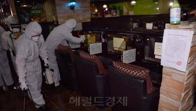16일 서울시 생활방역과에서 종로의 한 피시방을 소독하고 있다. <br />정희조 기자/checho@heraldcorp.com  150616