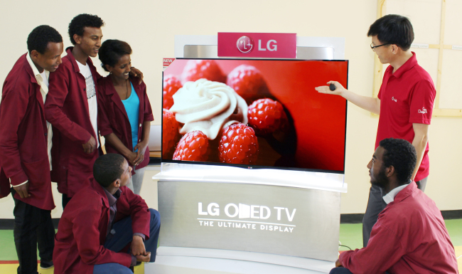 An LG Electronics “master” engineer offers a maintenance class using the company’s latest OLED TV at a vocational school in Addis Ababa, the capital city of Ethiopia, Tuesday. The Korean tech giant offered a weeklong special training program for the school in partnership with the Korea International Cooperation Agency.   LGE