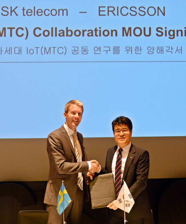 Park Jin-hyo (right), head of SK Telecom’s network technology research and development center, and Per Navinger, director in charge of development of LTE technology at Ericsson, pose at an MOU signing ceremony in Stockholm on Monday.   SKT
Park Jin-hyo (right), head of SK Telecom’s network technology research and development center, and Per Navinger, director in charge of development of LTE technology at Ericsson, pose at an MOU signing ceremony in Stockholm on Monday.   SKT