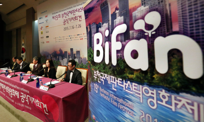<YONHAP PHOTO-1349> 제19회 부천국제판타스틱영화제 공식 기자회견 (서울=연합뉴스) 김수진 기자 = 16일 오전 서울 프레스센터에서 열린 제19회 부천국제판타스틱영화제 공식 기자회견에서 유지선 프로그래머가 상영작을 발표하고 있다. 2015.6.16 ksujin@yna.co.kr/2015-06-16 11:32:51/ <저작권자 ⓒ 1980-2015 ㈜연합뉴스. 무단 전재 재배포 금지.>
Kim Young-bin (center), director of the 19th Bucheon International Fantastic Film Festival, speaks at a press conference at the Korea Press Center in Seoul on Tuesday.   Yonhap