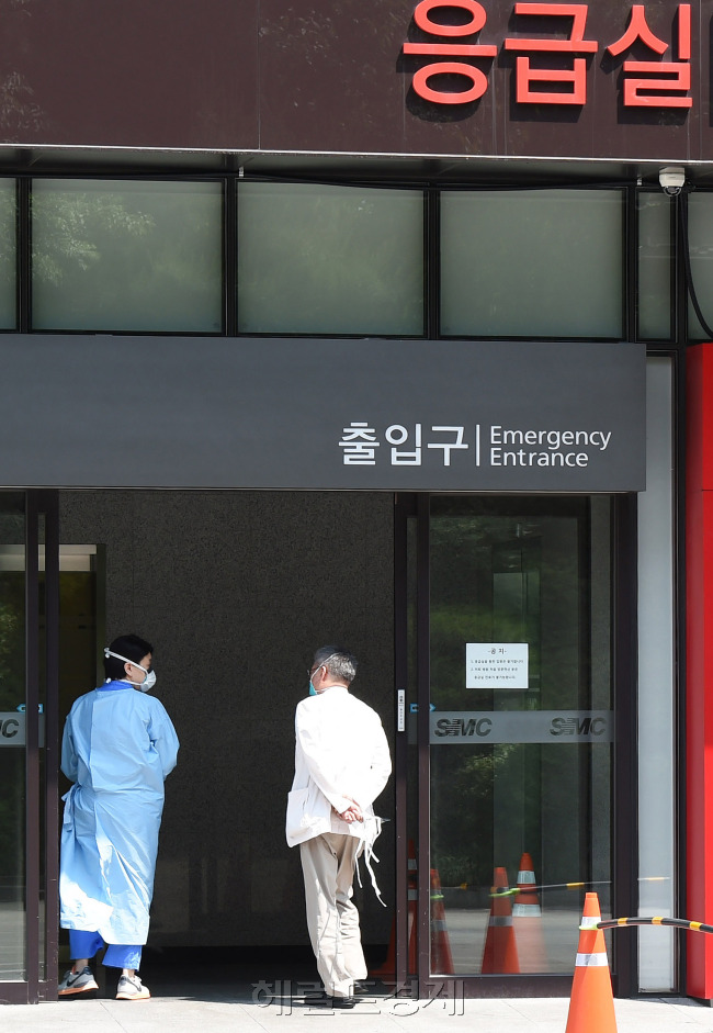 이번 메르스 사태는 병원 간, 또는 당국과 병원 간 정보공유가 제대로 되지 않아 파장을 더 키웠다는 지적이 일고 있다. 메르스 진원지가 된 삼성서울병원이 부분폐쇄에 들어간 가운데, 한산한 분위기를 보이고 있다.
이상섭 기자/babtong@heraldcorp.com