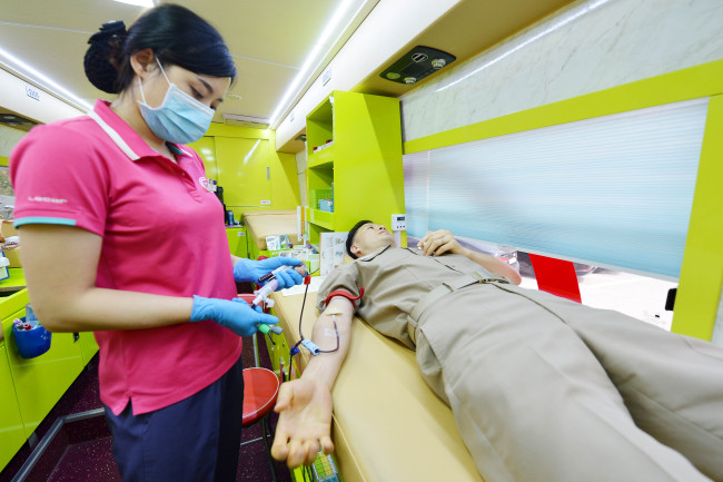 <YONHAP PHOTO-2315> 헌혈하는 해군 장병 (계룡=연합뉴스) 메르스 여파로 헌혈 인구가 급감한 가운데 해군본부 장병이 16일 헌혈차량에서 헌혈을 하고있다. 2015.6.16 <<해군>> youngs@yna.co.kr/2015-06-16 17:01:11/ <저작권자 ⓒ 1980-2015 ㈜연합뉴스. 무단 전재 재배포 금지.>
<YONHAP PHOTO-2315> 헌혈하는 해군 장병 (계룡=연합뉴스) 메르스 여파로 헌혈 인구가 급감한 가운데 해군본부 장병이 16일 헌혈차량에서 헌혈을 하고있다. 2015.6.16 <<해군>> youngs@yna.co.kr/2015-06-16 17:01:11/ <저작권자 ⓒ 1980-2015 ㈜연합뉴스. 무단 전재 재배포 금지.>