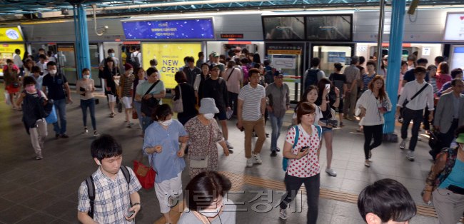 ‘메르스 공포’로 외출을 자제하고 자가차량을 이용하는 시민들이 늘면서 서울 대중교통 이용객도 줄어든 것으로 나타났다. 17일오전 극심한 혼잡으로 악명 높은 서울 신도림역 마저도 평소보다 한산한 모습을 보이고 있다.   정희조 기자/checho@heraldcorp.com