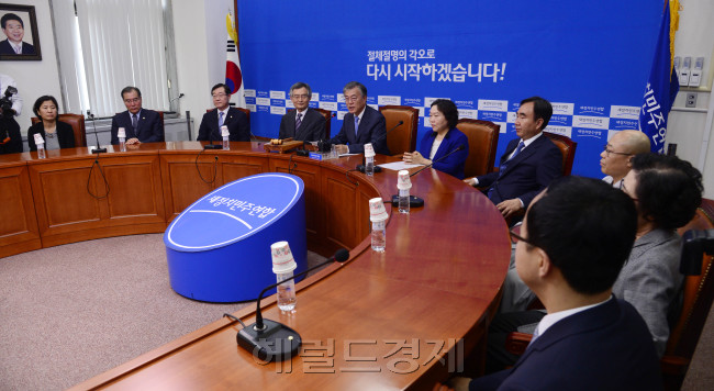 지난 16일 국회에서 열린 새정치연합 윤리심판원 임명장 수여식. 서화숙 위원(왼쪽 제일 끝)을 비롯한 윤리심판위원들이 문재인 대표의 발언을 듣고 있다. [사진=헤럴드경제DB]