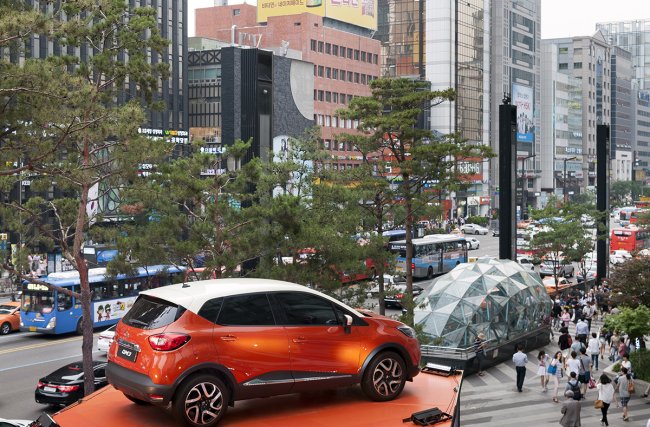 Renault Samsung Motors set up a pop-up store for its compact SUV QM3 near the bustling Gangnam Station in southern Seoul. The store to promote the best-selling vehicle will be open until Friday.   Renault Samsung Motors