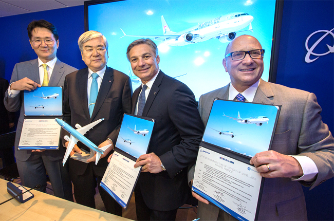 Hanjin Group chairman Cho Yang-ho (second from left) poses with Hanjin KAL executive vice president Cho Won-tae (left) and Boeing Commercial Airplanes CEO Ray Conner (third from left) after signing a memorandum of understanding to purchase aircraft at the Paris Air Show on Tuesday.   Korean Air