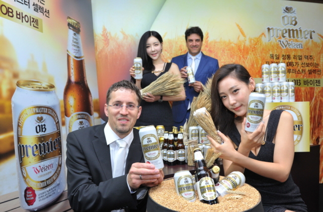 Brew master Stefan Muller (left) and Oriental Brewery CEO Frederico Freire (second from right) present Premier OB Weizen at a launching event in Seoul on Wednesday.   Oriental Brewery