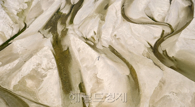 인제38대교에서 본 소양강 상류. 얕게 흐르는 물이 기하학적인 모양을 만들고 있다. 아름답지만은 않다.