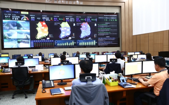 17일 오후 전남 나주에 있는 한국농어촌공사 본사 물관리종합상황실에서 담당 직원들이 전국 주요 저수지에 대한 수위를 점검하는 등 비상근무를 하고 있다.  [사진제공:한국농어촌공사]