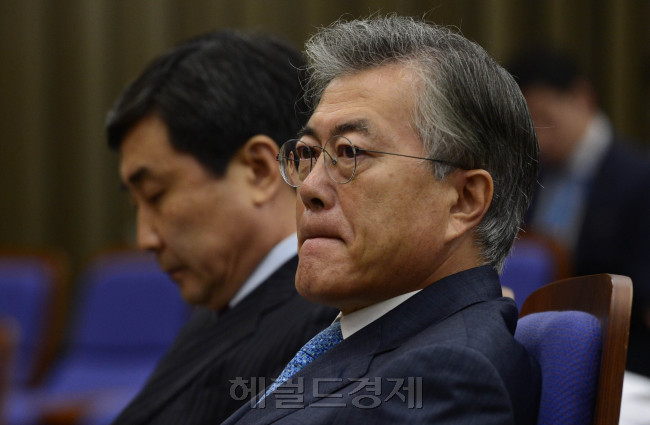 18일 국회에서 열린 새정치민주연합 의원총회에서 문재인(앞) 대표와 이종걸 원내대표가 굳은 표정으로 서로 다른 곳을 보고 있다.  사진=박해묵 기자/mook@heraldcorp.com