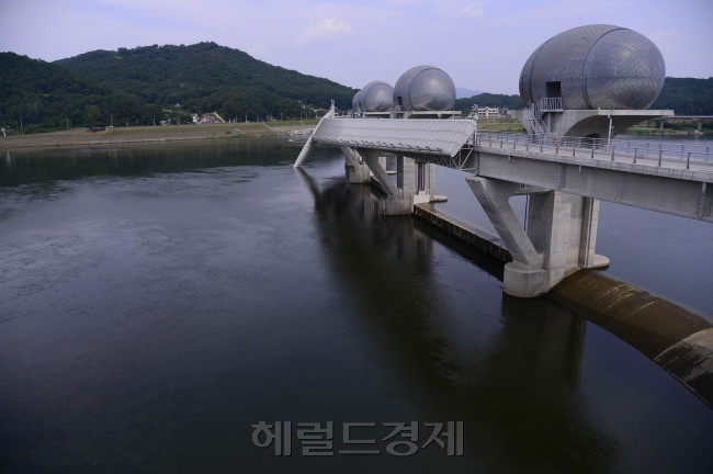 이포보는 평화스럽다. 관광객들과 시민들과 웃음꽃이 핀다. 1-2시간 거리의 소양강 풍경과는 천지 차이다.