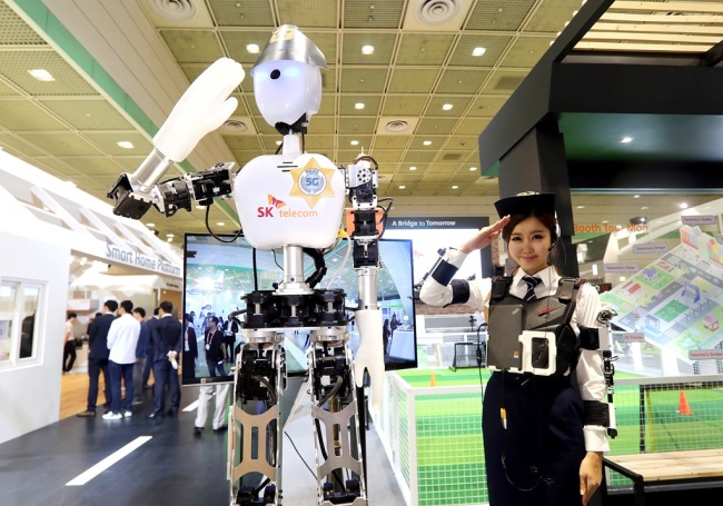Mobile carrier SK Telecom’s exoskeleton-controlled 5G robot, which was showcased during an information technology trade show in Seoul earlier this year. SKT
Mobile carrier SK Telecom’s exoskeleton-controlled 5G robot, which was showcased during an information technology trade show in Seoul earlier this year. SKT