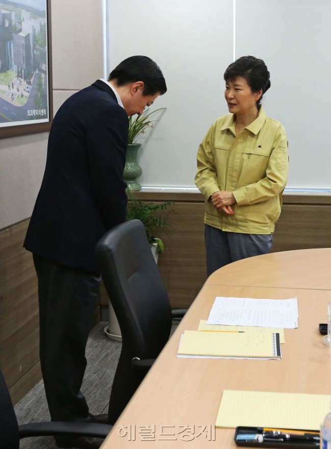 송재훈 삼성서울병원장이 17일 박근혜 대통령과 면담하고 있다. <헤럴드경제DB>