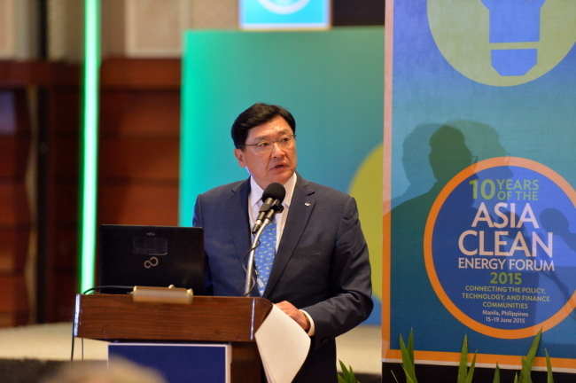 LSIS CEO Koo Ja-kyun speaks at the Asia Clean Energy Forum in Manila, the Philippines, Wednesday.    LSIS
LSIS CEO Koo Ja-kyun speaks at the Asia Clean Energy Forum in Manila, the Philippines, Wednesday.    LSIS