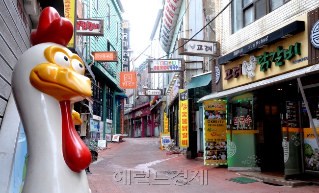 메르스 사태 장기화로 손님의 발길이 뚝 끊긴 지역 관광지와 전통시장 등이 직격탄을 맞고 있다. 중국인 관광객이 즐겨 찾는 인기 한국방문상품 패키지 중 한 곳인 강원 춘천시 명동 닭갈비골목이 썰
렁한 모습을 보이고 있다. 박현구 기자/phko@heraldcorp.com