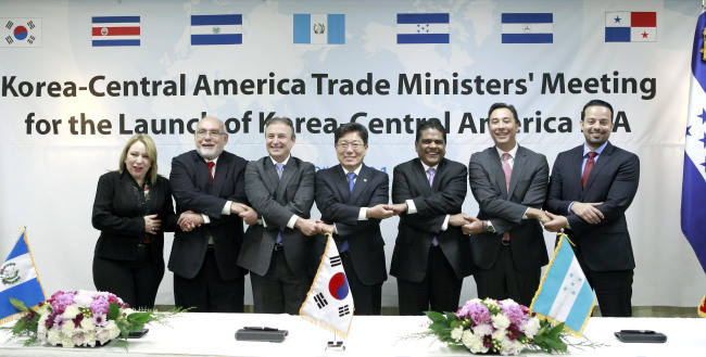 윤상직(가운데) 산업통상자원부 장관이 18일 오후(현지시간) 미국 휴스턴 힐튼호텔에서 개최된 중미 6개국과의 통상장관회담에서 ‘한ㆍ중미 자유무역협정(FTA)’ 협상 개시를 공식 선언한 뒤 6개국 통상장관들과 기념촬영을 하고 있다. 회담에 참석한 중미 6개국 통상장관은 세르히오 델라 또레 히메노 과테말라 경제부장관, 싸르시스 살로몬 로페즈 엘살바도르 경제부장관, 알든 리베라 몬테스 온두라스 경제개발부장관, 올란도 솔라자노 델가디뇨 니카라과 개발상공부장관, 존 폰세카 코스타리카 대외무역부차관, 멜리튼 아로차 파나마 상공부장관 등 이다.  [사진제공=산업통상자원부]