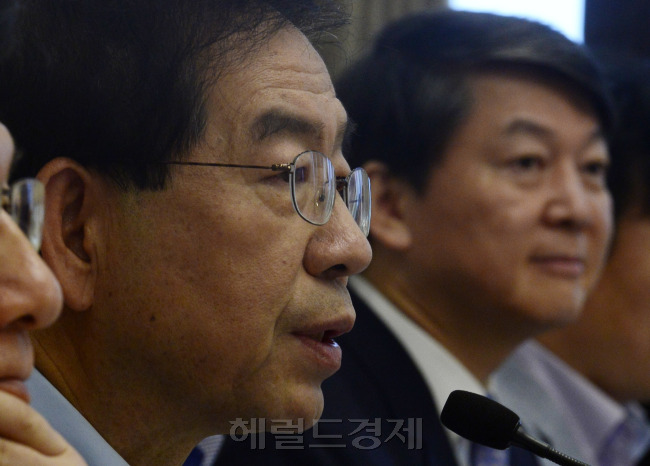 19일 오전 서울 여의도 국회 귀빈식당에서 열린 서울시 메르스 방역대책 관련 새정치민주엽합-서울시 정책협의회에서 박원순 서울시장이 서울시 메르스 방역대책 추진현황에 대해 보고하고 있다. 박해묵 기자/mook@heraldcorp.com
