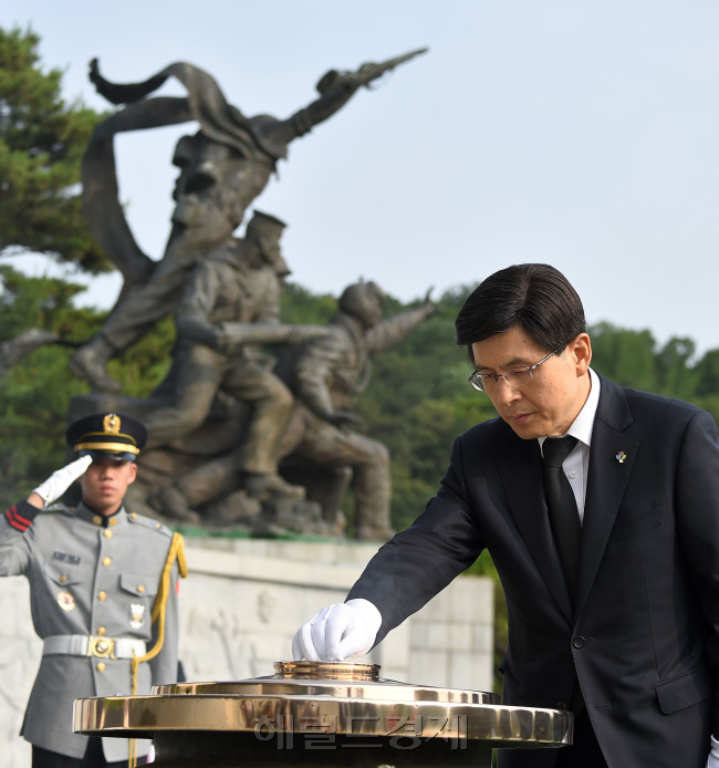 황교안 국무총리가 19일 오전 국립서울 현충원을 찾아 참배, 분향하고 있다. 황 총리는 참배를 마친 뒤
방명록(작은 사진)에 “호국영령의 뜻 받들어 안전한 사회, 잘사는 나라, 바른 국가를 만들어 가겠습니
다”라고 적었다. 안훈 기자/rosedale@heraldcorp.com