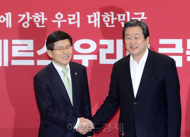 19일 오전 황교안 국무총리가 서울 여의도 국회 새누리당 대표실을 찾아 김무성 새누리당 대표와 악수하고 있다. 박해묵 기자/mook@heraldcorp.com